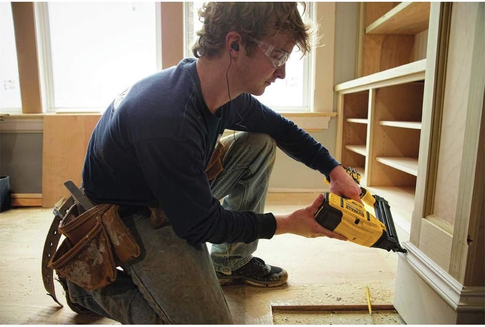 DEWALT 20V MAX* Cordless Brad Nailer Kit, 18GA (DCN680D1)